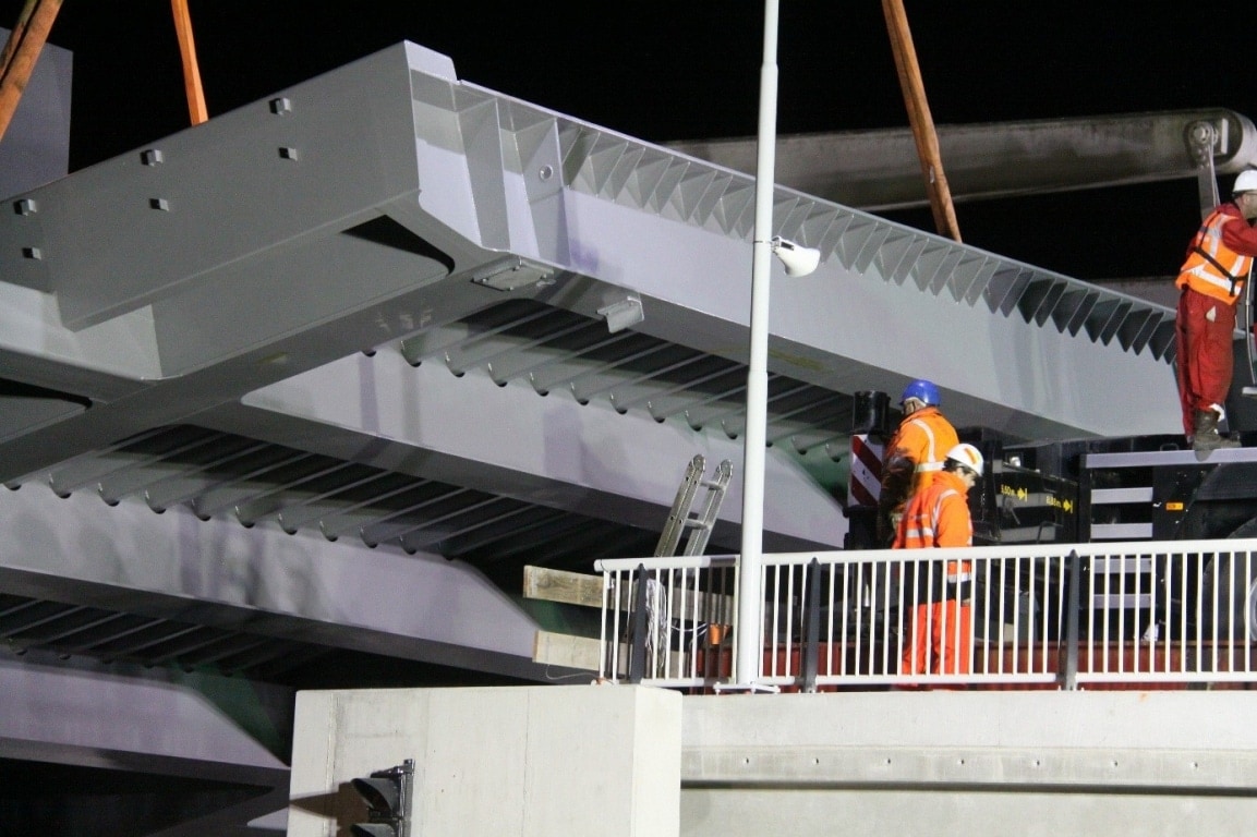 Multipaint werkt aan bruggen op de N33