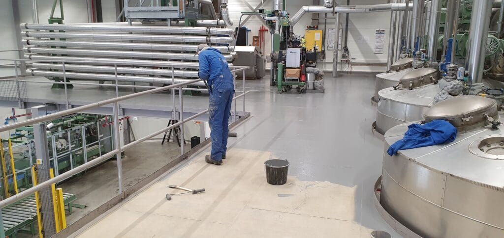 Aanbrengen antislip coating op stalen verdiepingsvloer bij Paramelt