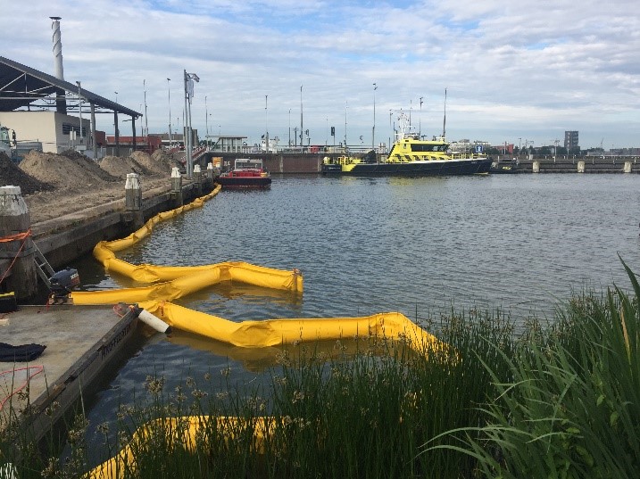 Injecteringswerkzaamheden aan de kademuur van de Noorder IJdijk in Amsterdam (Schellingwoude)